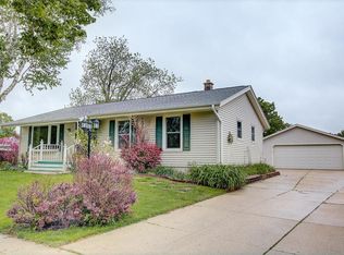 1825 Waterview Ln, Waukesha, WI 53189