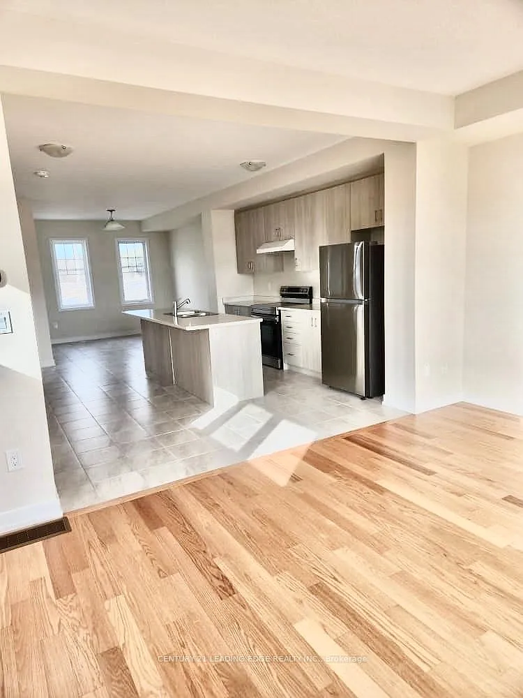 4 bed, $2,500 — Photo 2