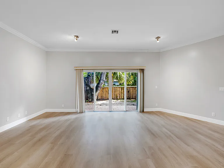 2928 SW 18th Ter — Photo 8