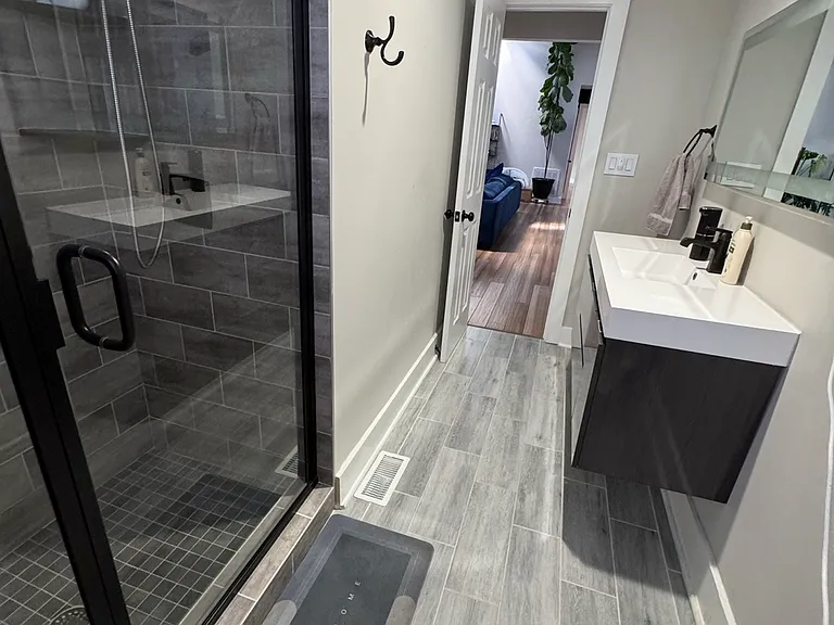 shared bathroom for bedroom 2 and 3 and guests
