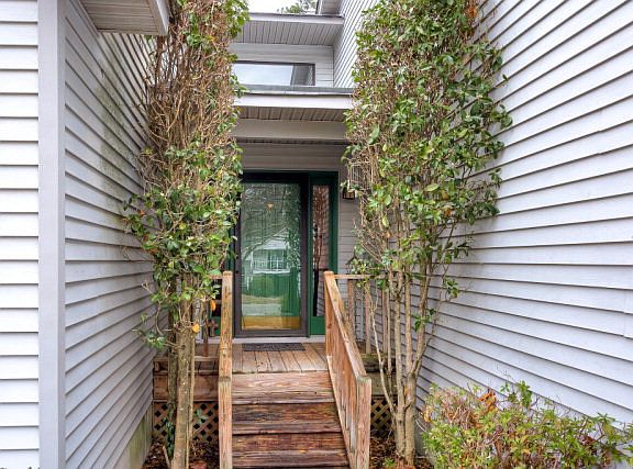2nd image of 517 Greenwich Dr