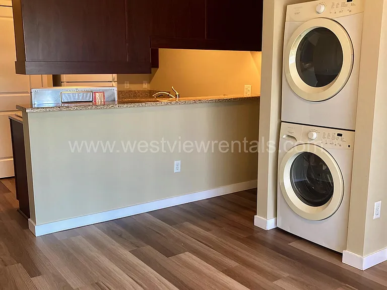 200 E Maple St — Photo 389