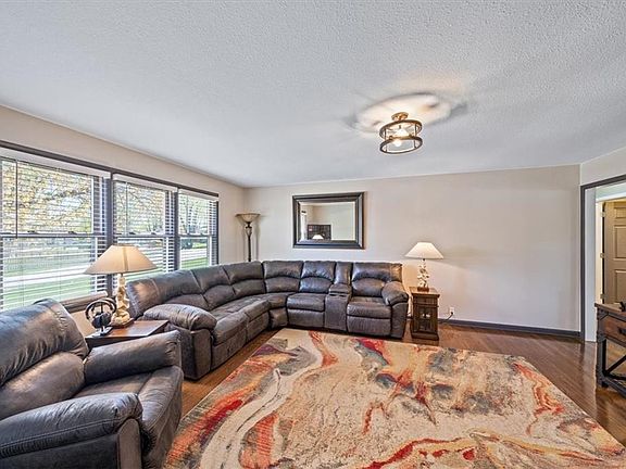 5th image of 304 SE Independence Ave