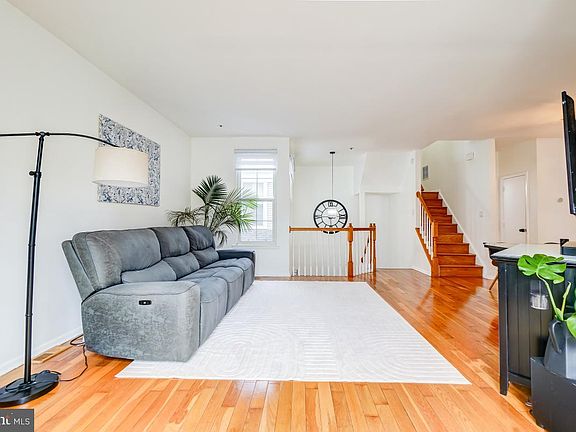 5th image of 10305 Royal Woods Ct