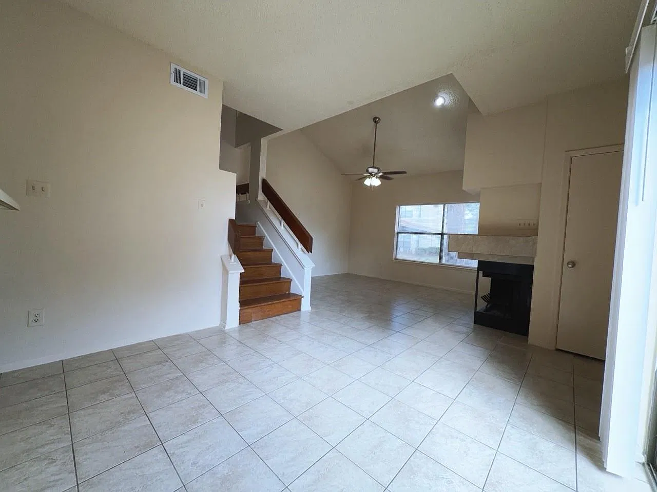 1 bed, 1.5 bath, 840 sqft, $1,050 — Photo 1
