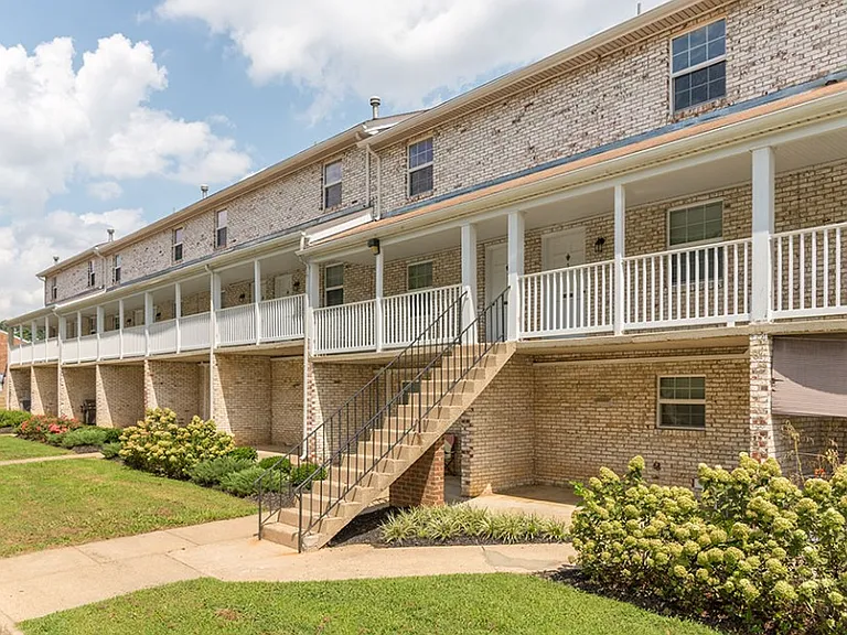 Meadowbrook Apartments — Photo 19