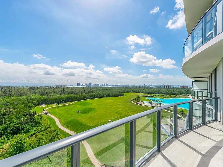 Balcony (Lagoon View)