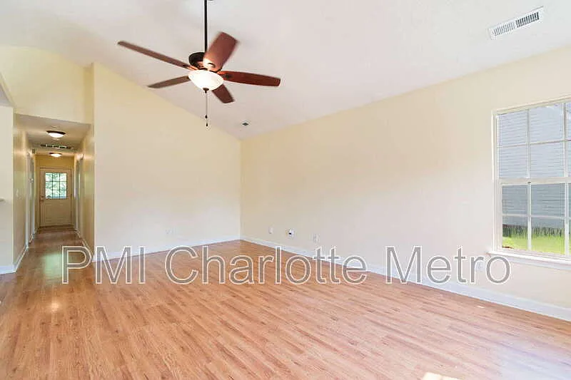 3 bed, 2.0 bath, $1,795 — Photo 4