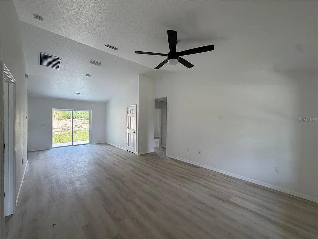 3 bed, 2.0 bath, 1316 sqft, $1,900 — Photo 4