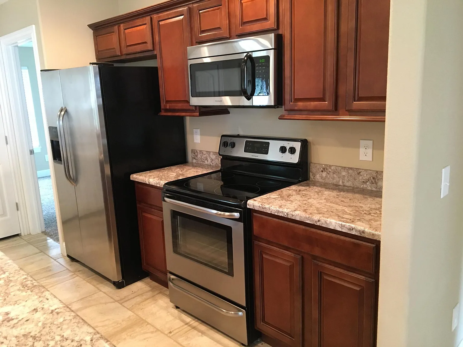 3 bed, 1128 sqft, $1,300 — Photo 4