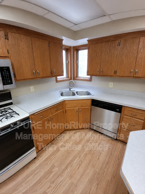 3 bed, 2.5 bath, 2299 sqft, $2,250 — Photo 2