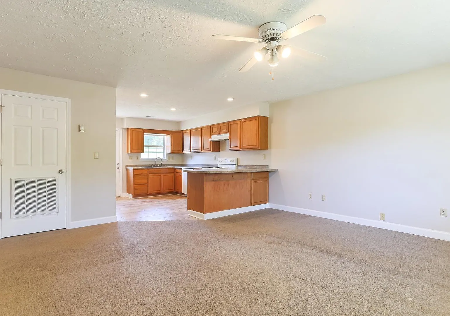 2 bed, 935 sqft, $1,325 — Photo 3