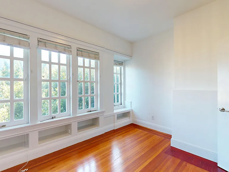 1433 Clay St #15 — Photo 5