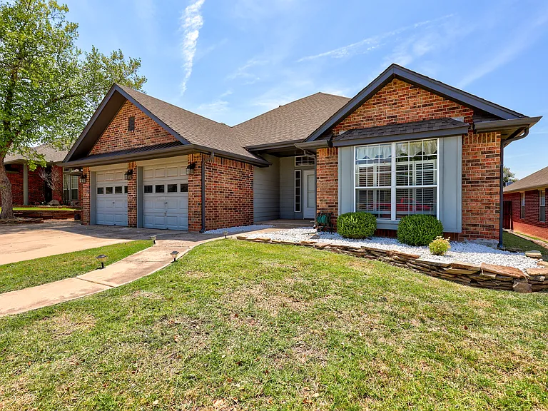 2104 Del Simmons Dr — Photo 3