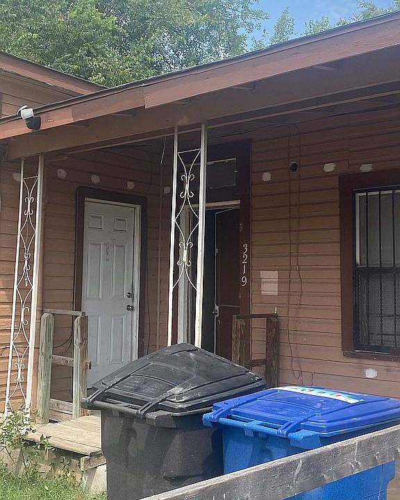 White front door entrance/LR
