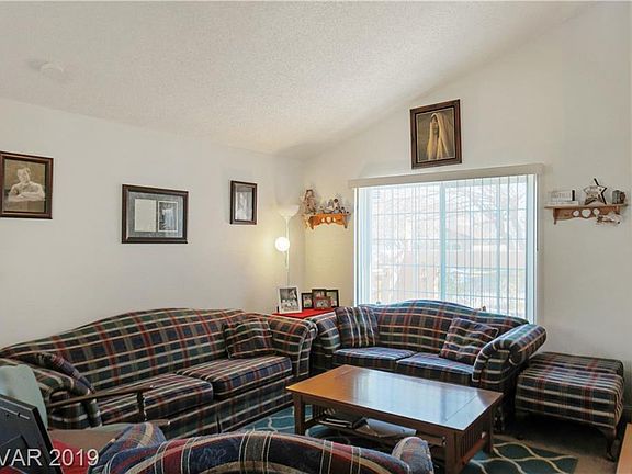 3rd image of 834 Cherry Dr