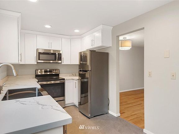 5th image of 838 N 161st Pl