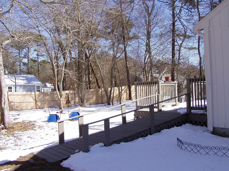 Deck w/handicap ramp & back yard