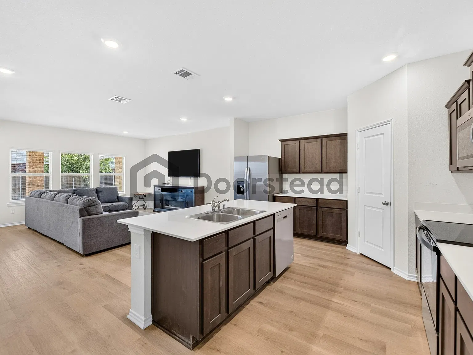 4 bed, 3.0 bath, 2596 sqft, $3,300 — Photo 4