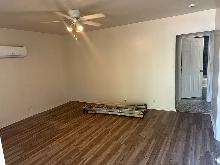 404 E Oak St — Photo 17