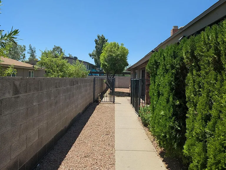 2931 E Beck Ln — Photo 15