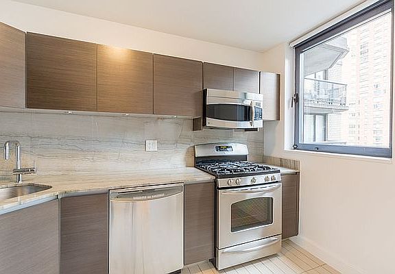 5th image of 235 W 48th St APT 9B