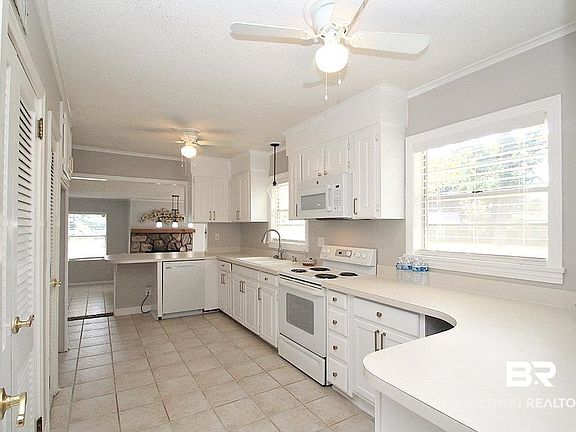 5th image of 502 E Barksdale Dr