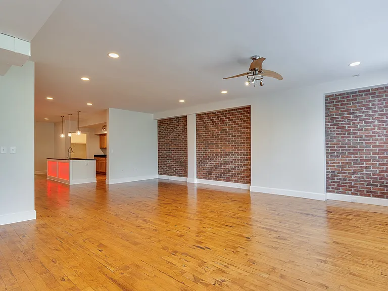 123 S Court Ave — Photo 1
