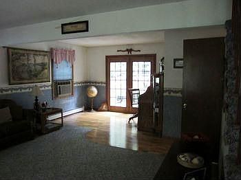 4th image of 464 W Irish St