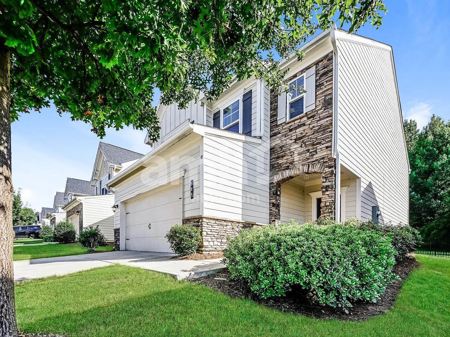 3 bed, 2.5 bath, 2010 sqft, $2,415 — Photo 3