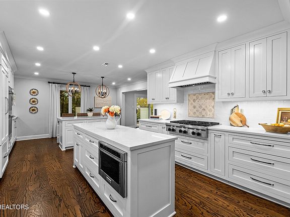3rd image of 1232 Orleans Dr #132
