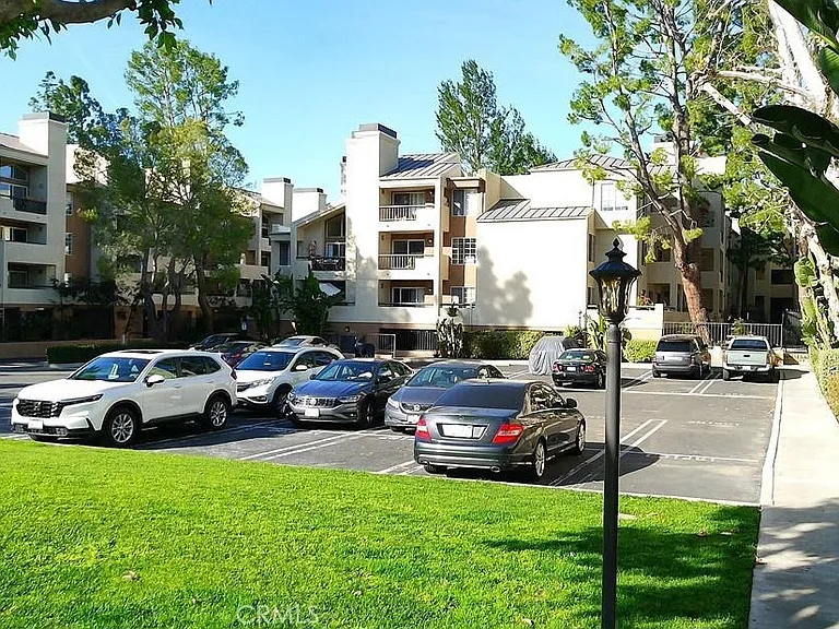 21500 Burbank #222 — Photo 12