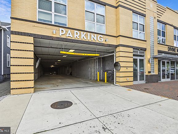 5th image of 1800 Mount Vernon Ave #301