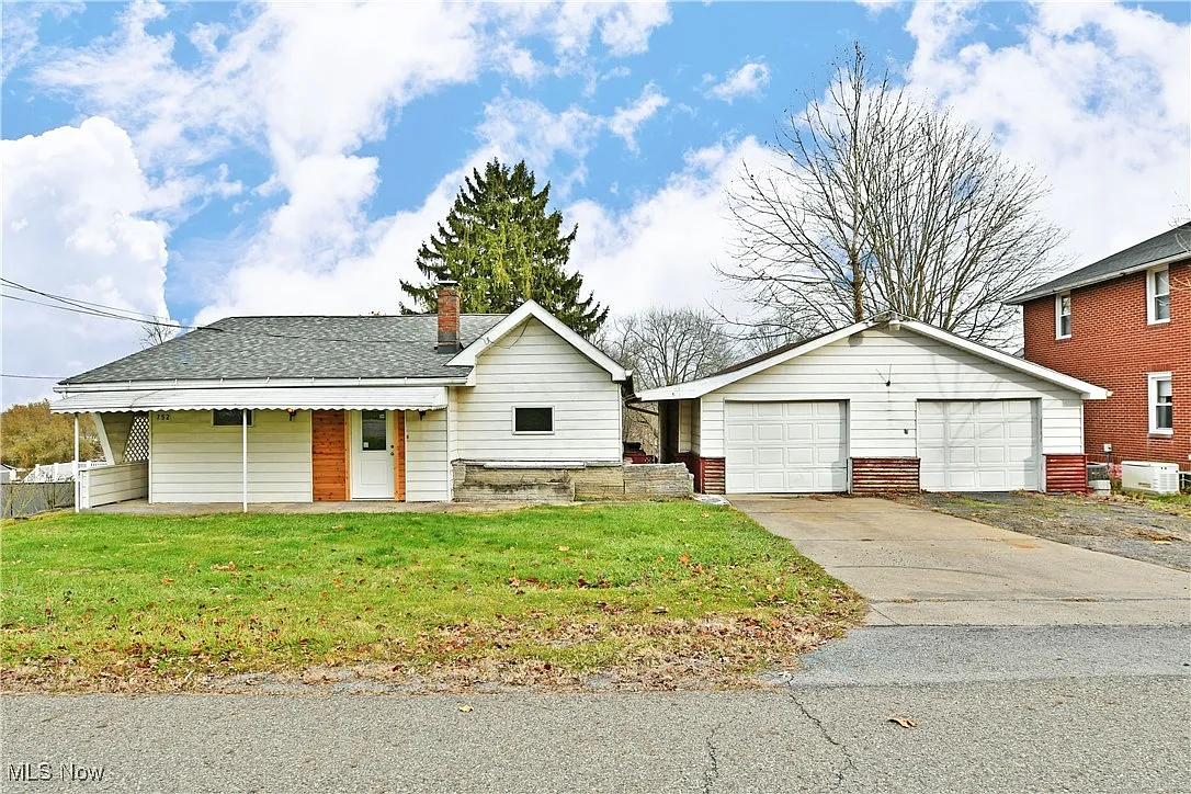 752 Gaylord Ave photo 1