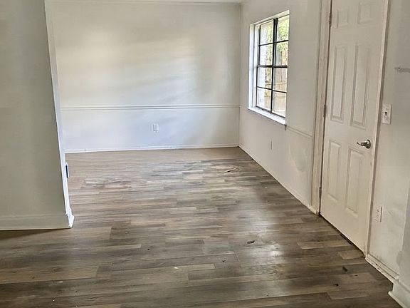 3rd image of 411 Shenandoah Rd N