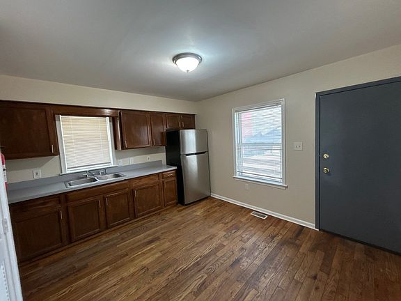 4th image of 94 Poplar St