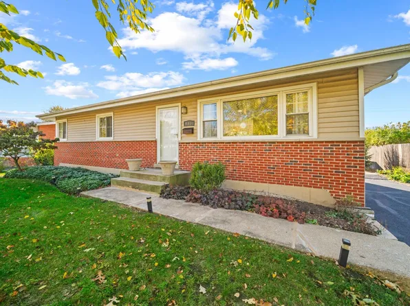 611 E Ironwood Dr, Mount Prospect, IL 60056