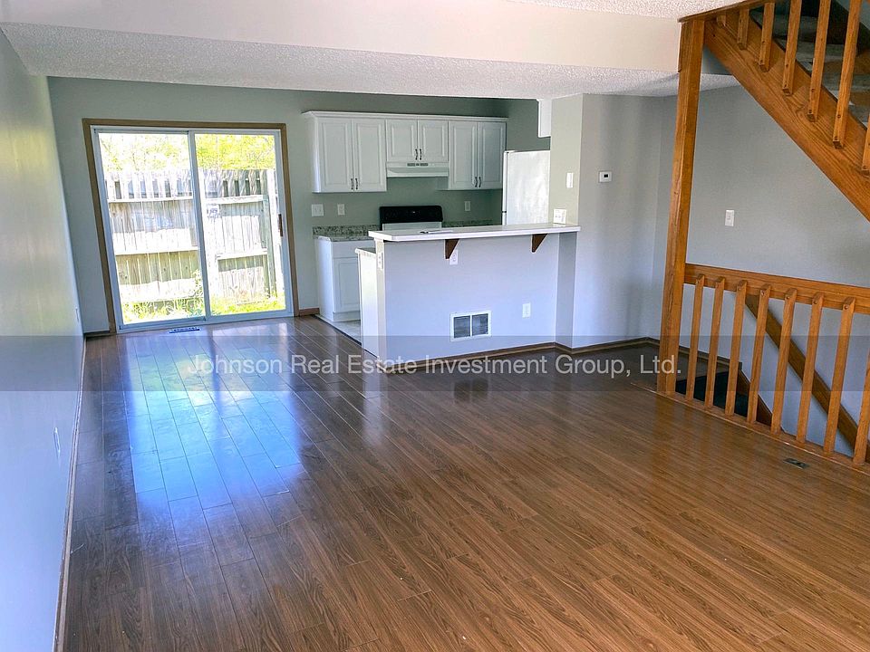Spacious open floor plan with living room, dining area and kitchen on main level.