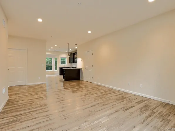 11 Grace Ln, Lindenhurst, NY 11757
