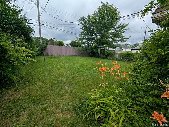 4th image of 23911 Methuen Ave