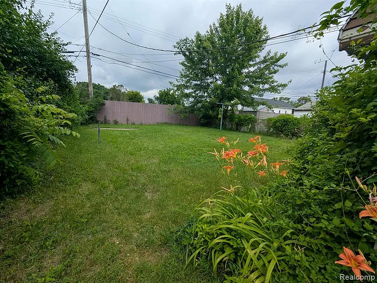 23911 Methuen Ave — Photo 4