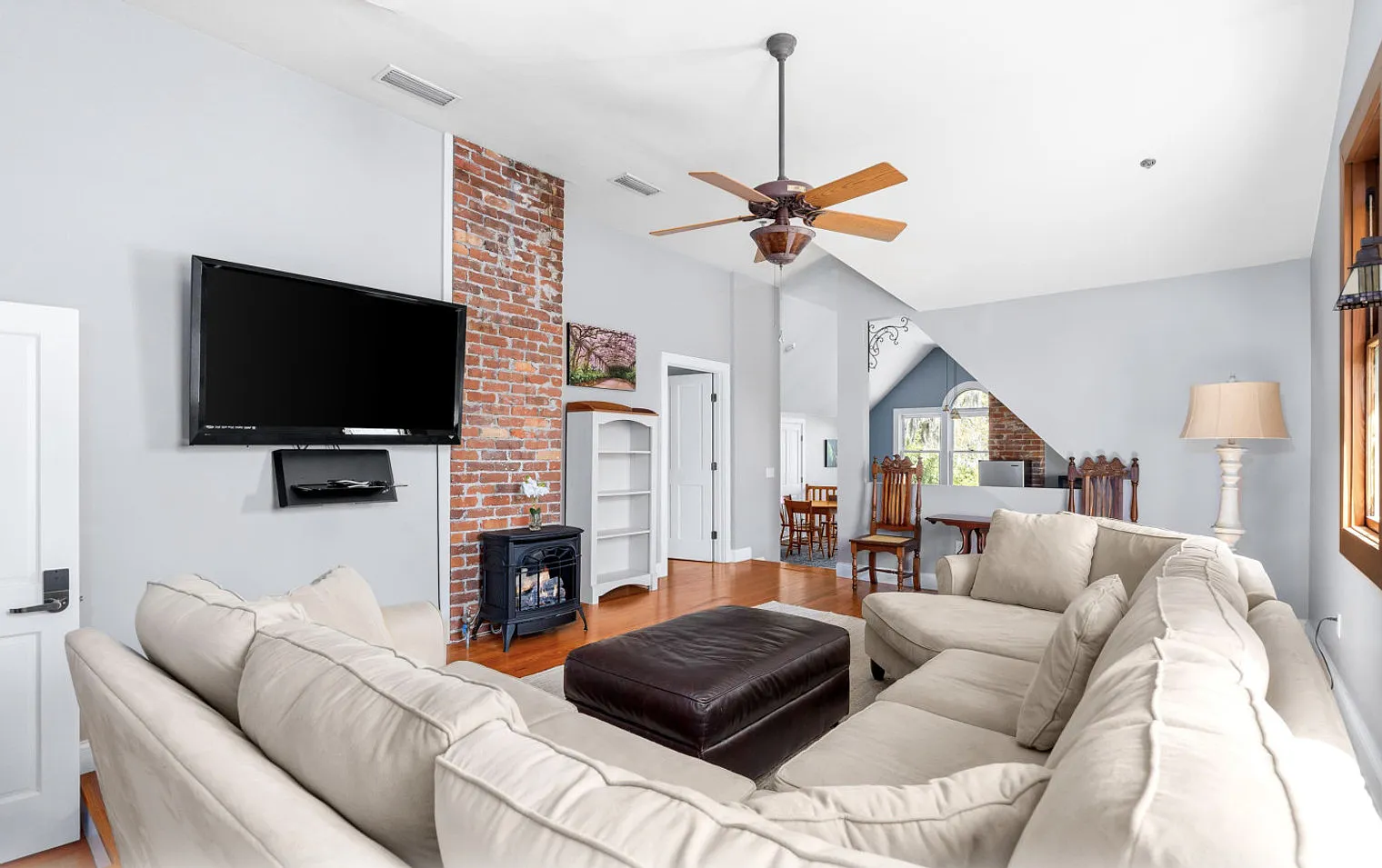 7 bed, 7.0 bath, 5790 sqft, $12,819 — Photo 3