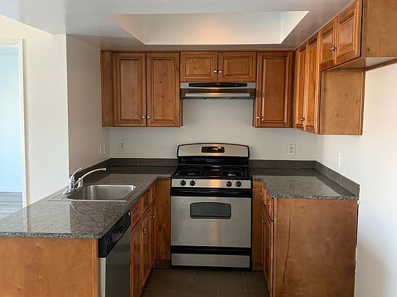 4th image of 722 S Berendo St #1D