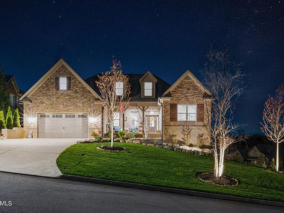 2nd image of 656 Blowing Rock Ln