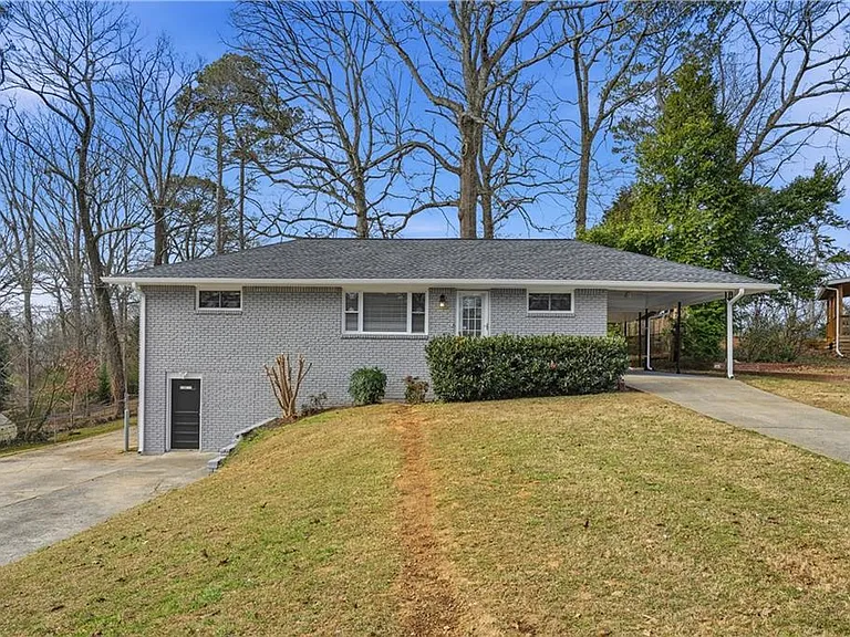 2467 Elmwood Cir SE — Photo 2