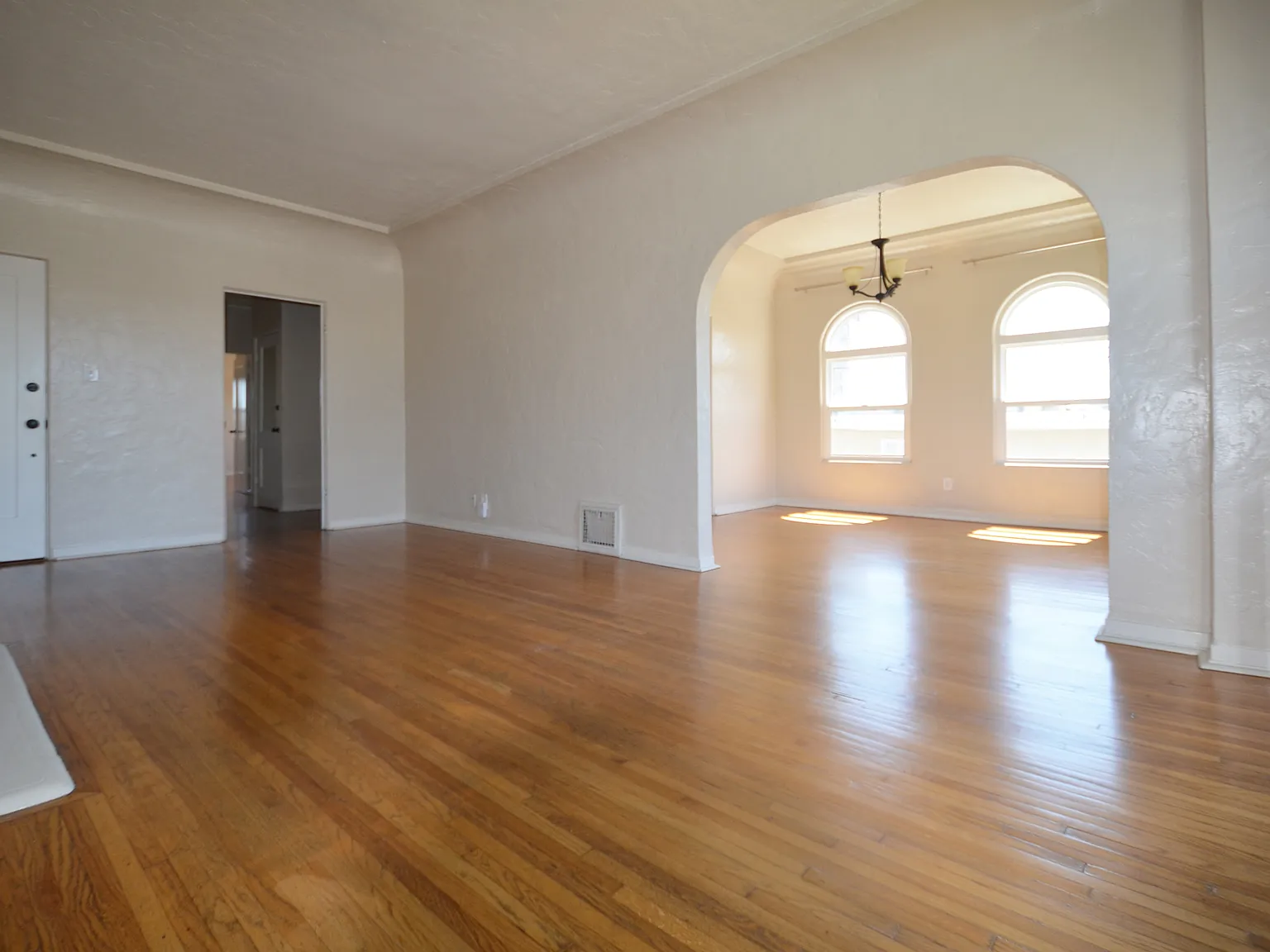 2 bed, 1050 sqft, $2,995 — Photo 4