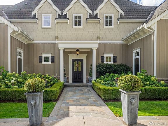 Imagine coming home and  greeted with this awh inspiring entrance!