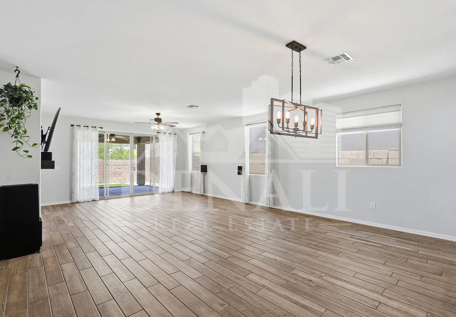 3 bed, 2.0 bath, 2223 sqft, $2,095 — Photo 3