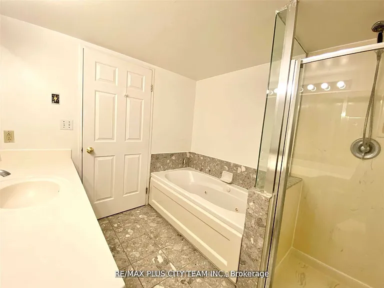 7 Carlton St #401 — Photo 20