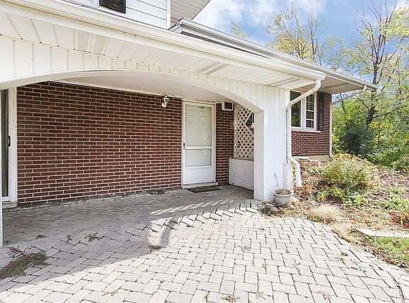 2nd image of 2843 Briarwood Dr E
